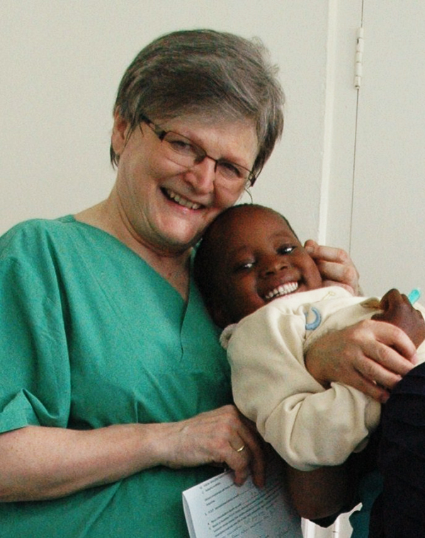 Dr. Annemarie Schraml hält ein Kind vor der Operation